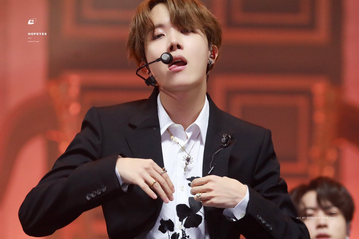 HOPEYES218's tweet photo. 191130 MMA 
🥳🥳🥳
#제이홉 #호석 #호비 #JHOPE
 
@BTS_twt https://t.co/rsGaF73sd6
