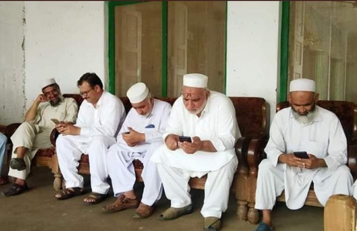 wafakpk's tweet photo. بڑوں سے مودبانہ گزارش ہے 
کہ اپنے سے چھوٹوں پر کھڑی نظر رکھ کر بے جا موبائل استعمال سے روک کر 
پاکستان کا مستقبل صحیح راستے پر لگا کر انے والا وقت قیمتی بنائیں 🙈 https://t.co/A2Objfw9Eu