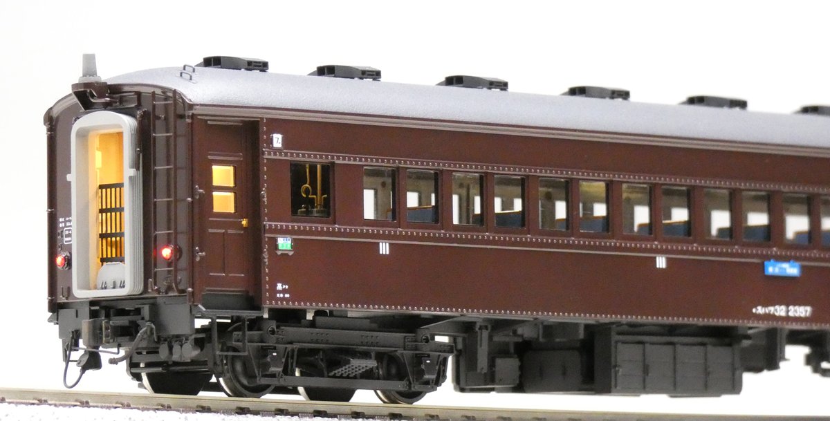 mimi96001's tweet photo. 過去の製作品
KATO HO 加工品 高崎旧客6両です。
オハフ35系をスハフ32へスハフ42改装形に
市販のパーツを取り付け 無線アンテナ台座はプラ板自作
内装も出来るだけ作り込みました。 #KATO改造HO https://t.co/CpSqySrm2k