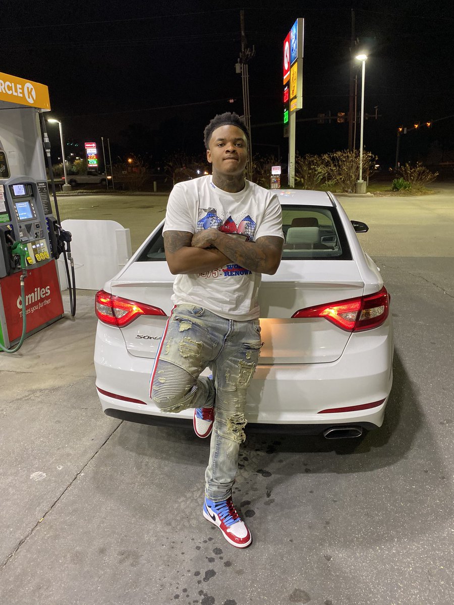 staycommited_'s tweet photo. In Henny I Trust 🤒🤮 #BigP #Drippp https://t.co/6FjOOa5wO4