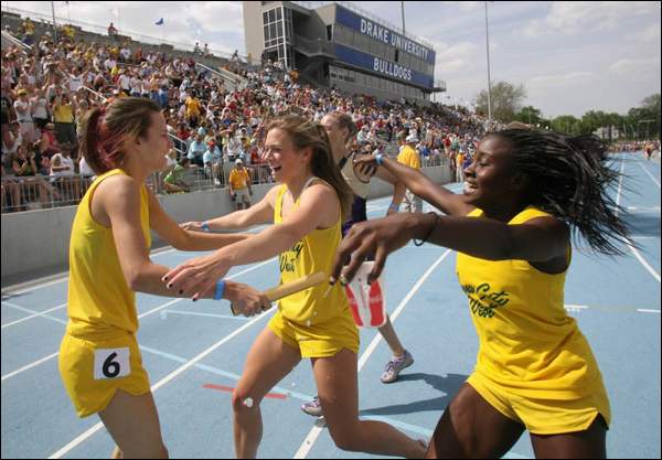 icwgirlstrackxc's tweet photo. We r looking 4 our next great asst. coach 2 add 2 our Girls Track &amp; Field staff at ICW. We r open 2 any1 who is passionate about T&amp;F, 1st year coach 2 veteran. Hurdles, Sprints, Distance or Jumps. 
Tradition
Success
Journey 
Email me at icparker@msn.com.
@MikeJaytrackxc 
@iatfcc https://t.co/cIS4LkNE2k