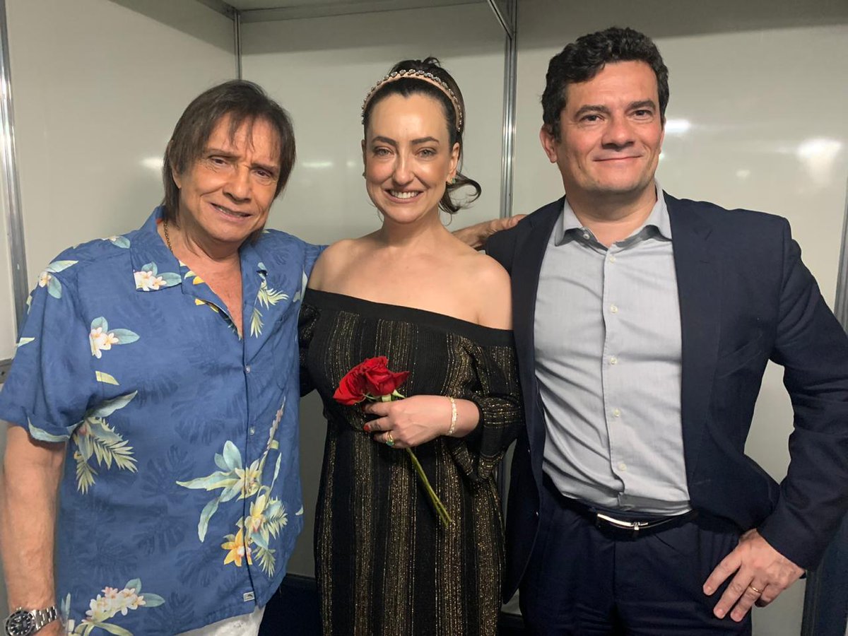 Dia de levar a esposa em show romântico e de reverenciar o Rei.