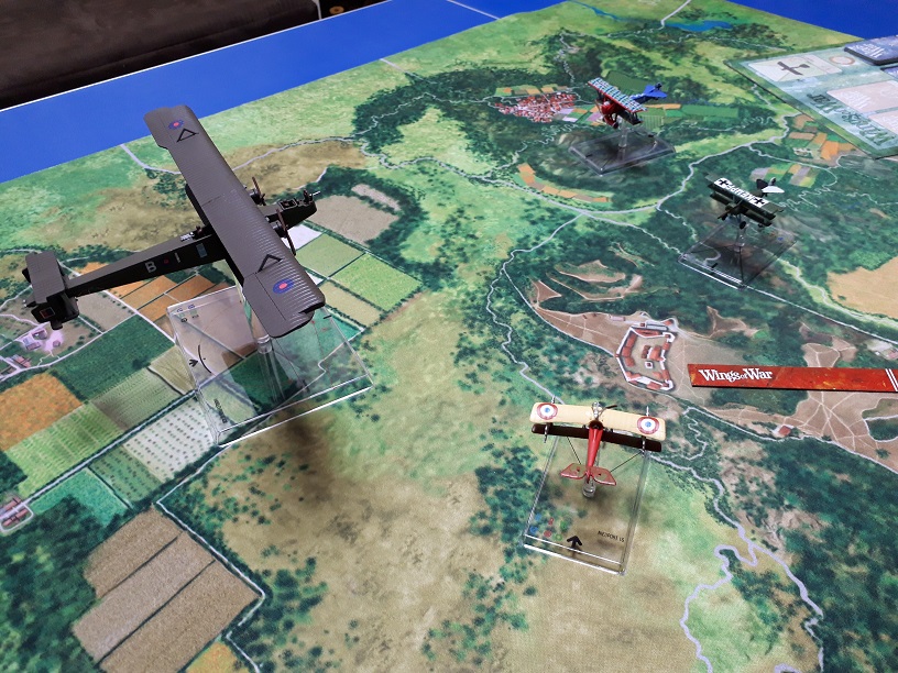まぅ Twitterren 第一次世界大戦時の複葉機の空中戦を再現したボードゲームの Wings Of War 男の子なら この絵面に萌え いや燃えないわけがない たぶん いつか家族以外の相手とプレイしてみたいものですが どこかで一緒に遊んでくれる友達は売っていますか
