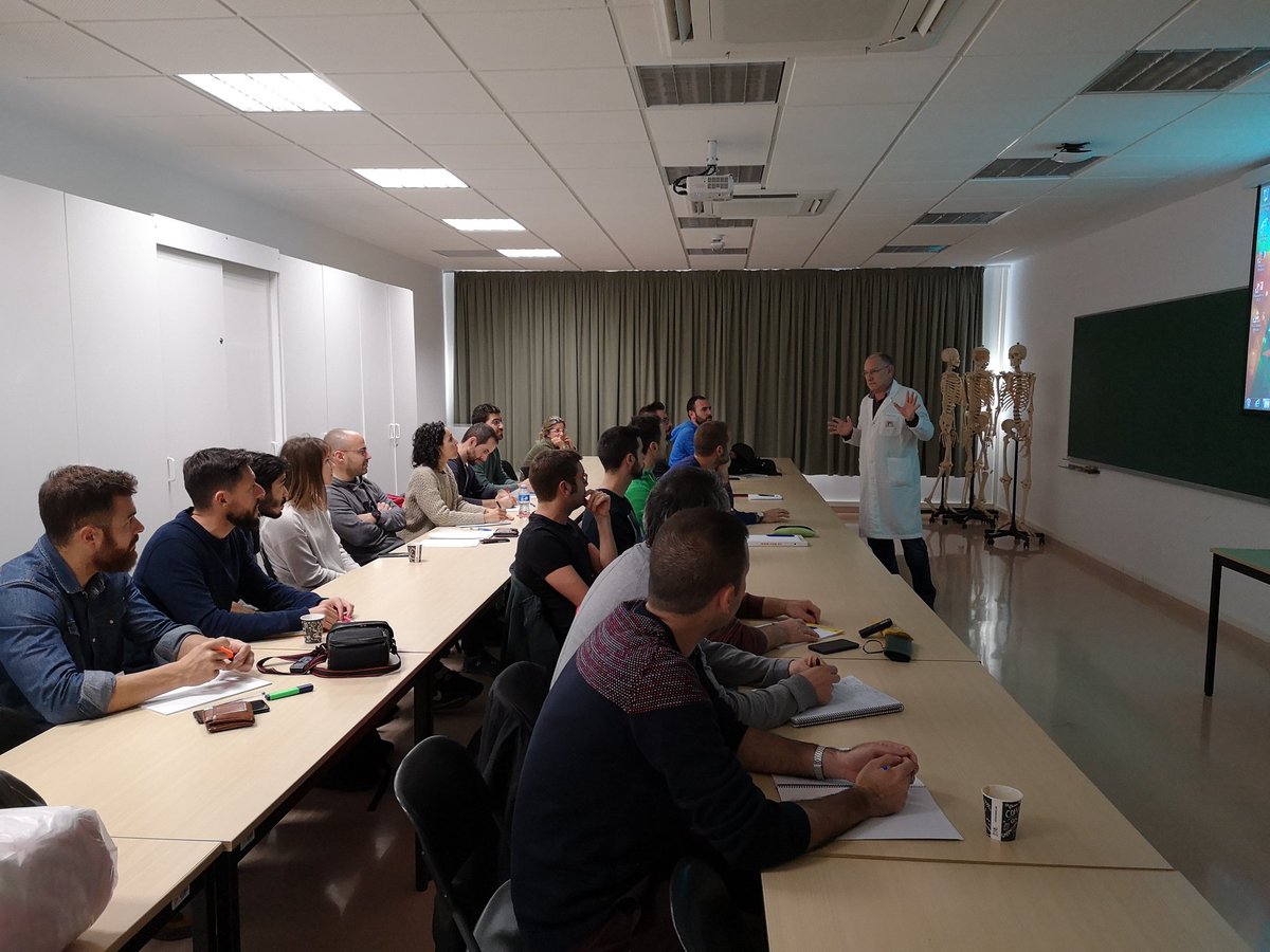 fiosformacio's tweet photo. Hoy a tocado clase de disección en el curso de SAT con el gran Dr. Alfonso Rodriguez. Su sabiduría sobre la anatomía es sublime! para poder tocar, hay que saber qué tocas y cómo funciona. #sat #fiosformacio #anatomy #osteopathy #osteopatia https://t.co/ITZqRP2jKU