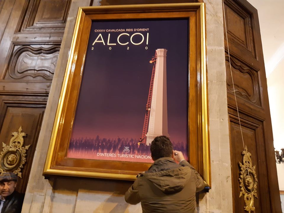 Ya está en marcha la Navidad Alcoyana
Se descubre el cartel anunciador de la cabalgata de Reyes y se encienden las luces navideñas