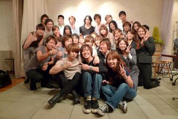 yunmin7's tweet photo. Googleフォト内に画質悪い写真…
2009年ユチョンの誕生日だ〜
一瞬主役どこ？（笑）

ユノがちゃんと横に^_^

記事では
騒動の真っ最中だっだけどね https://t.co/OmDHkHJzsT