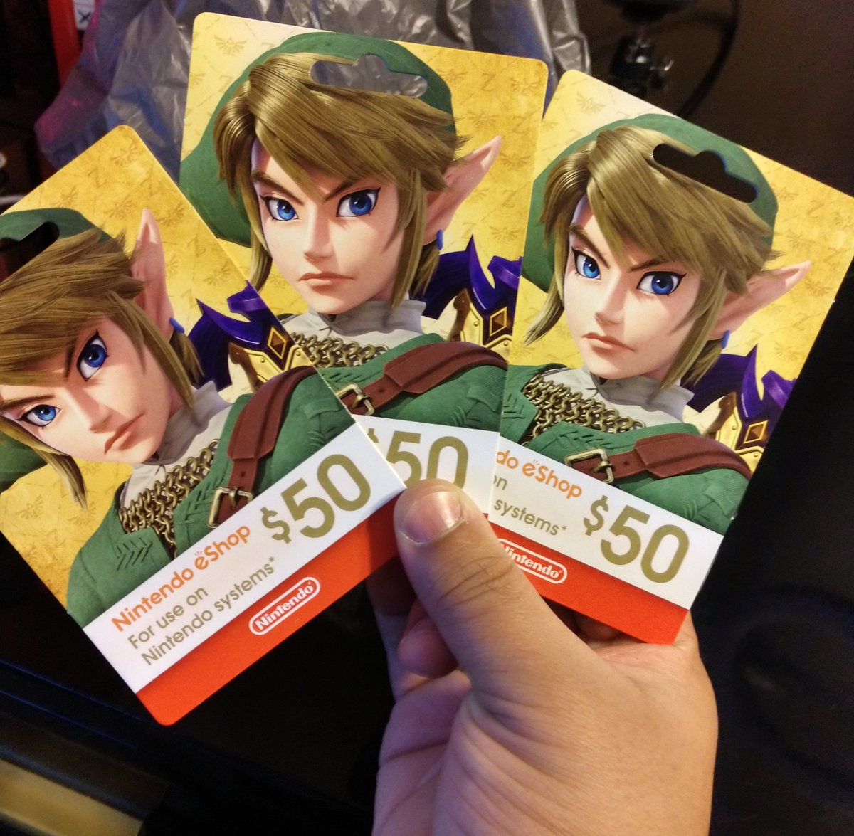BroccuChan64's tweet image. For 2200 followers I wanted to do something special~

I'm going to do my very first giveaway~
Here I have with me 3 $50 Nintendo eShop cards

The rules are simple
-u have to be following me
-like and retweet
-comment and you'll be in!
This Will last until December 6th! 
Ily All!!