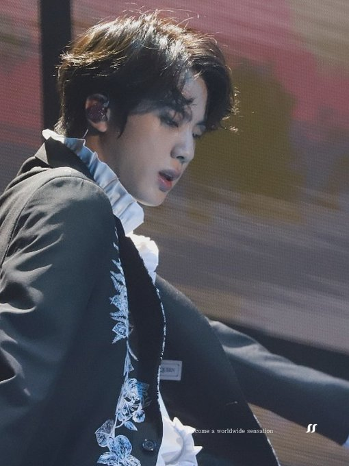 Y00NFI's tweet photo. what jin has been serving : looks https://t.co/WQoKsFz49E