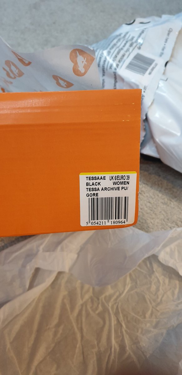 wheelervik's tweet image. Ordered some fab @rocketdogbrands boots at £17.99 on @AmazonUK during black friday, size uk6. Box arrived today, box uk6, contents uk4. Amazon unable to exchange only refund. Boots now £42 on amazon #dissapointed #notablackfridaydeal