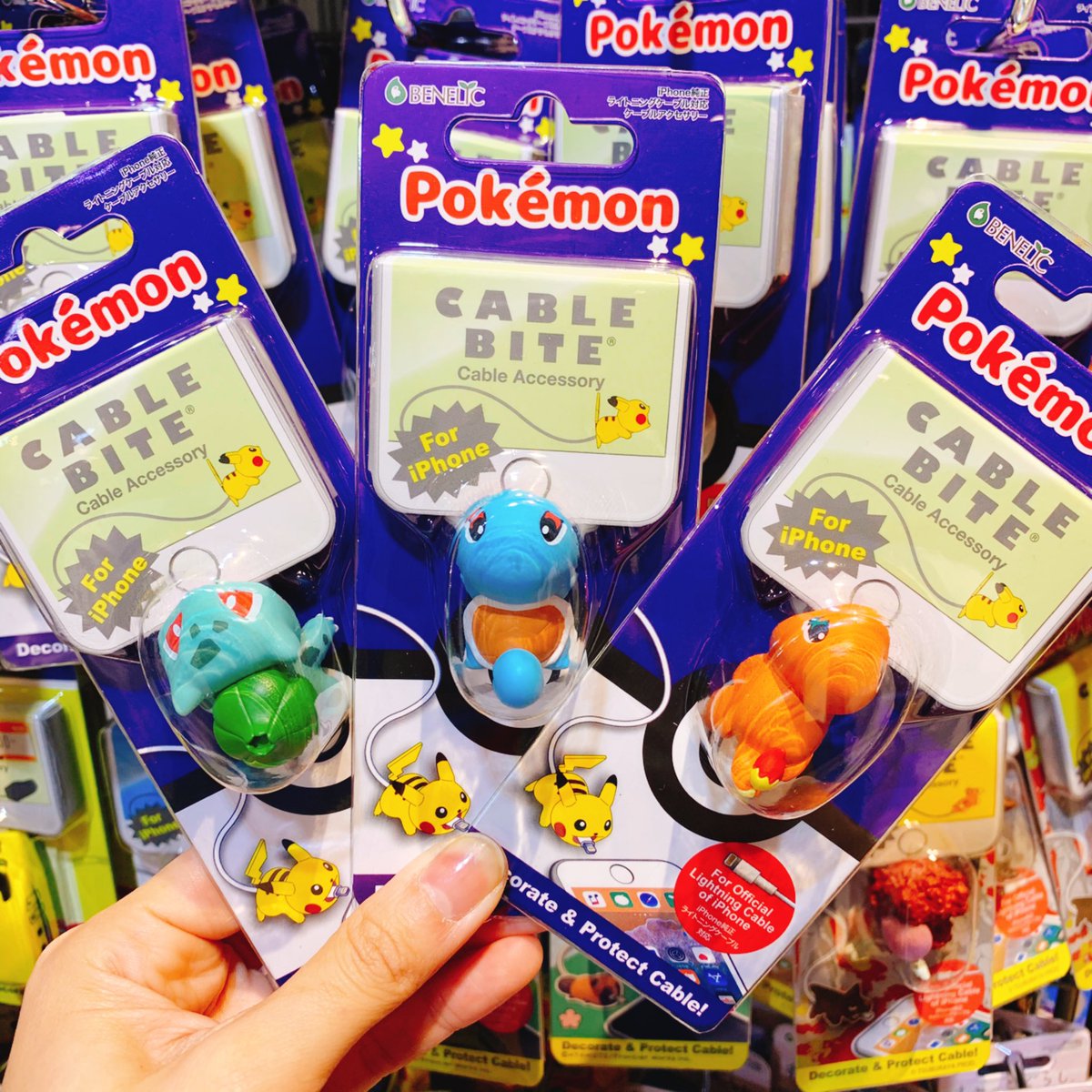 ট ইট র ヴィレッジヴァンガードセレオ国分寺 キターーー ポケモン初代御三家の ケーブルバイトが登場 フシギダネ ゼニガメ ヒトカゲ スマホにかみついて断線を防いでくれます 相棒とずっと一緒にいられます Pokemon ポケモン