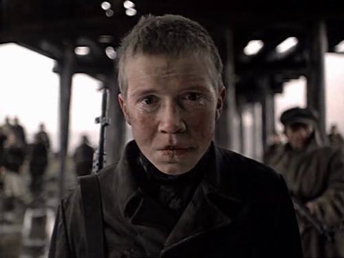 polo_Hebert's tweet image. Vu #Requiempourunmassacre (1985) de #Klimov : rarement été aussi secoué au cinéma. Presque meurtri. On fait face au mal, à l’enfer sur Terre. Le jeune acteur est sublime, un visage buriné comme celui d’un vieillard alors que c’est un ado, pur réceptacle de l’horreur. Dévastateur