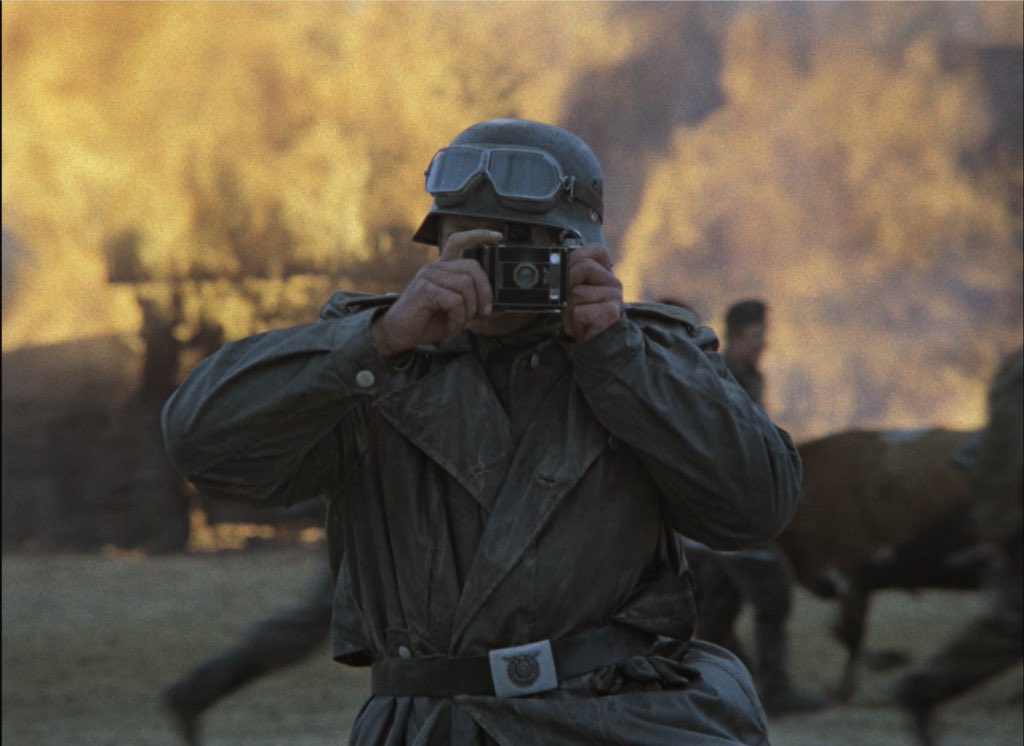 polo_Hebert's tweet image. Vu #Requiempourunmassacre (1985) de #Klimov : rarement été aussi secoué au cinéma. Presque meurtri. On fait face au mal, à l’enfer sur Terre. Le jeune acteur est sublime, un visage buriné comme celui d’un vieillard alors que c’est un ado, pur réceptacle de l’horreur. Dévastateur