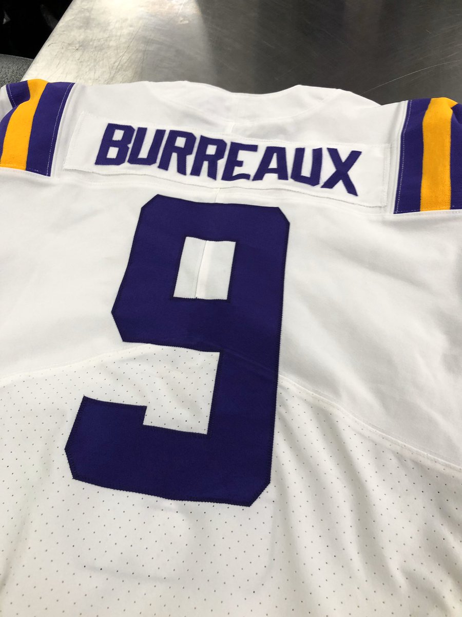 vergaan Nest Kabelbaan Marty Smith on Twitter: "Joe Burrow showed his deep gratitude to the  @LSUfootball faithful by wearing a “Burreaux” jersey for his senior night  introduction in Death Valley tonight. The idea was Burrow's