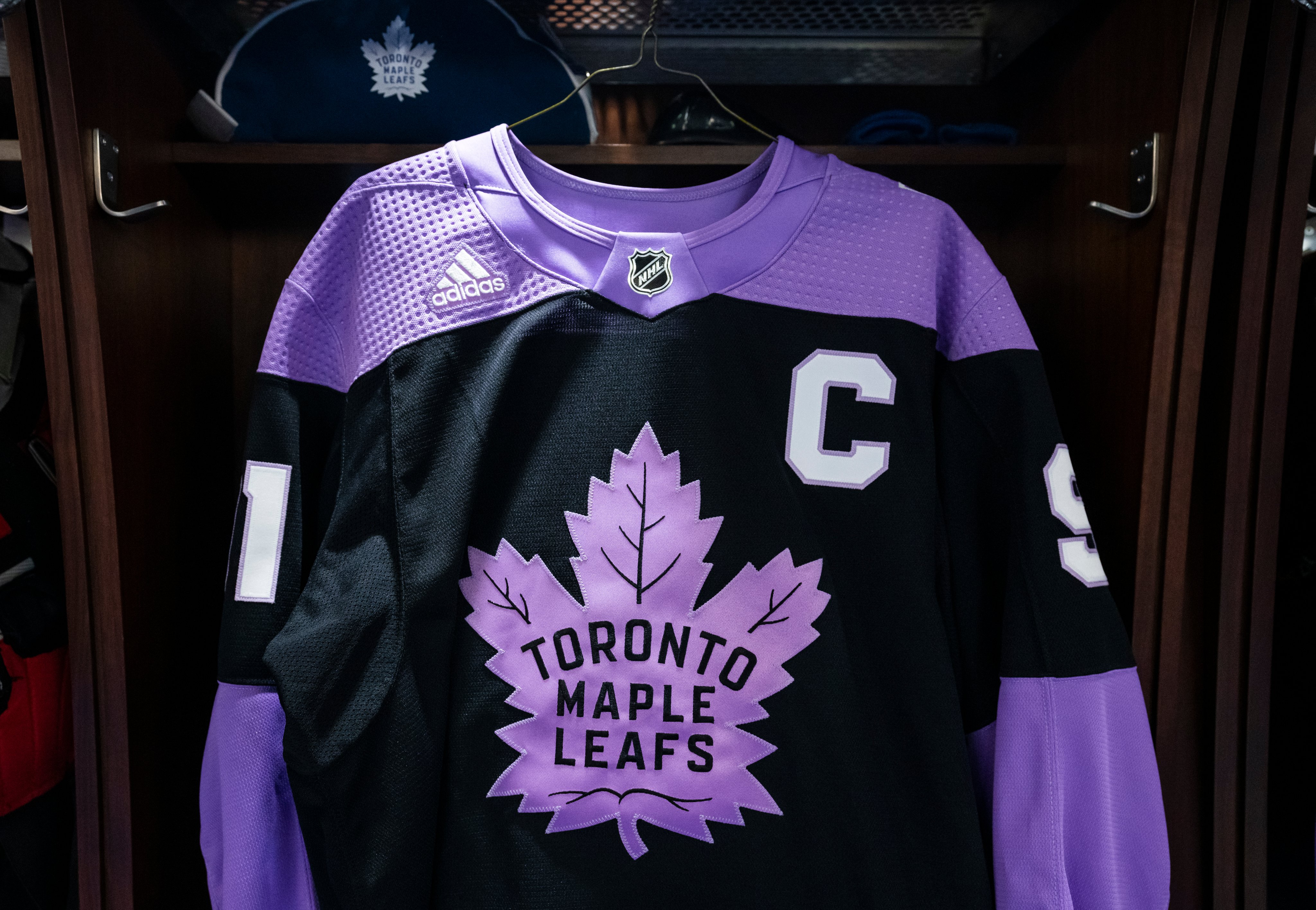 Pink toronto best sale maple leafs jersey