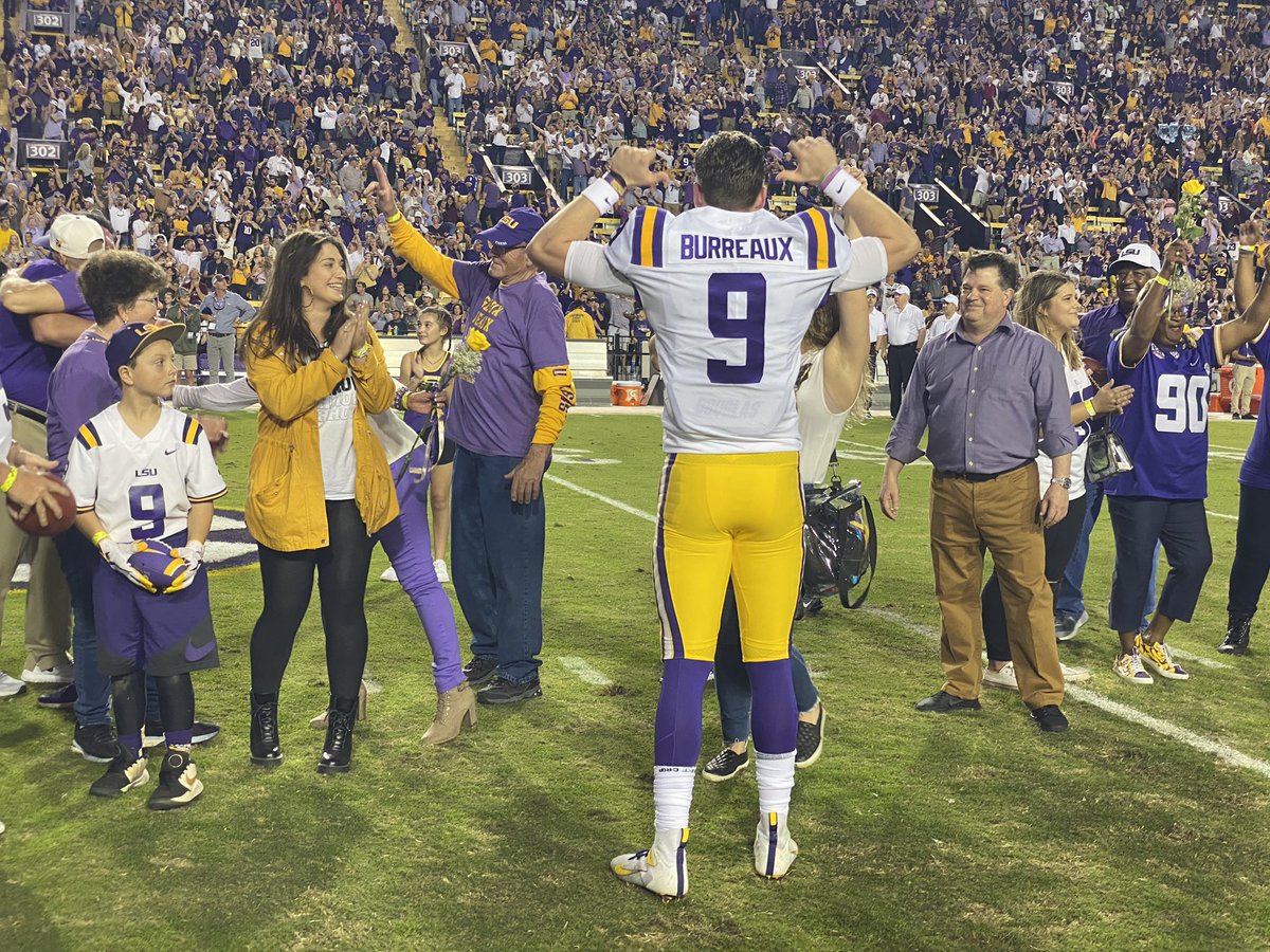 Sluiting Kinderrijmpjes pil Shea Dixon on Twitter: "WATCH: #LSU QB Joe Burrow gave a big salute to the  crowd in Death Valley as the fans chanted "Heisman" on Senior Night. The  Ohio native wore a "