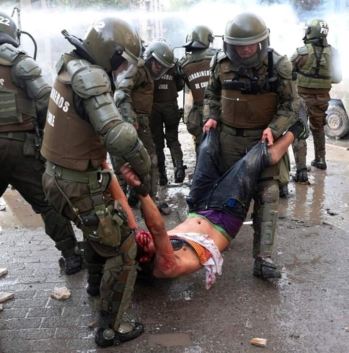 Chileokulto's tweet photo. Dejen de decir que @Carabdechile es una "autiridad", ell@s son simples funcionarios públicos, hace mucho tiempo no se merecen ningún respeto partiendo por sus abusos y robos descarados de esa INSTITUCIÓN.

¡HABER @Carabdechile DEMANDENME SI ESTOY INJURIANDOLOS! https://t.co/R2Zb5Orl0z