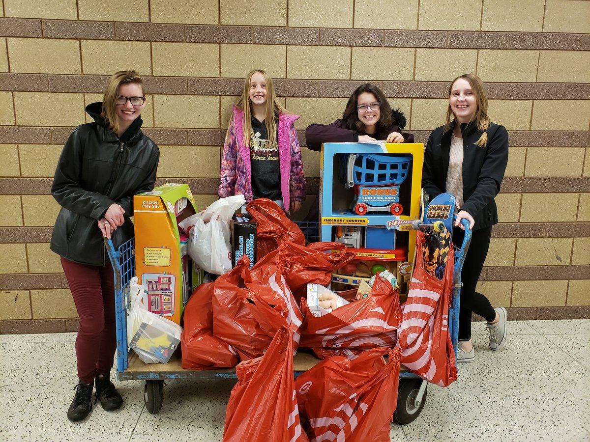 JordanHSpeters's tweet photo. Did a little shopping today with the money that the JHS Spanish Club raised to support Jordan Family Outreach. Special thanks to these JPS students for their time today and to @ISD717 for donating the use of the school van. #servicelearning #feelsgoodtogiveback https://t.co/nxcRyrA4Wk