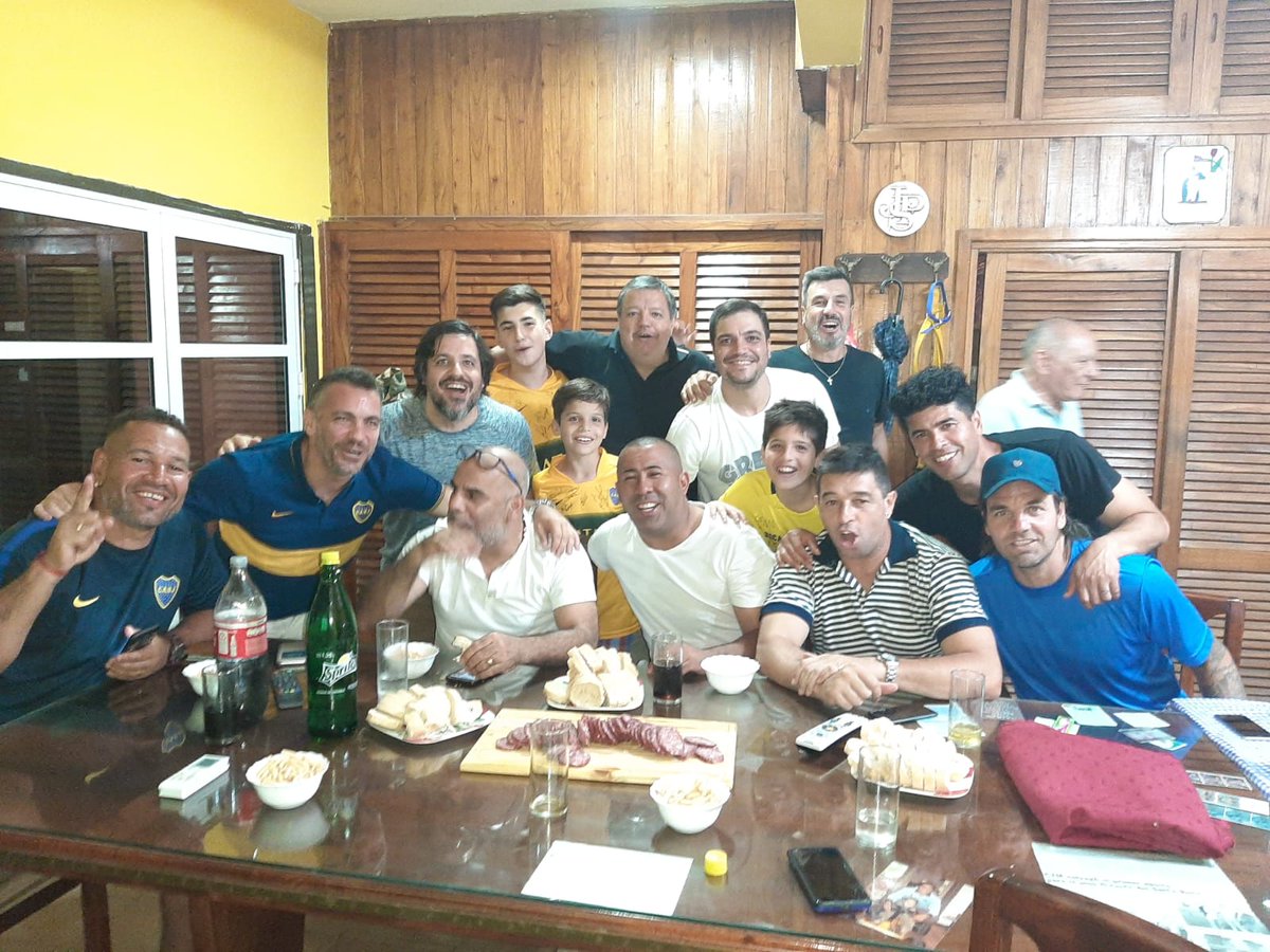 guillotemar's tweet photo. Paro un auto y preguntaron donde podían mirar el partido de boca . Mi hermano les dice aca en casa .. y bueno aca estamos https://t.co/3hB1zl7qBT