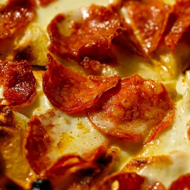 WeEatStuff_STL's tweet photo. The other highlight from our Thanksgiving dinner: @salumebeddu pepperoni pizza from @katiespizzaandpasta

#pizza #🍕 #bestslice #omnomnomnom #thanksgivingdinner #betterthangreenbeencasserole #newfamilytradition https://t.co/zQhM7SsOJc https://t.co/z954WP4Z8Y