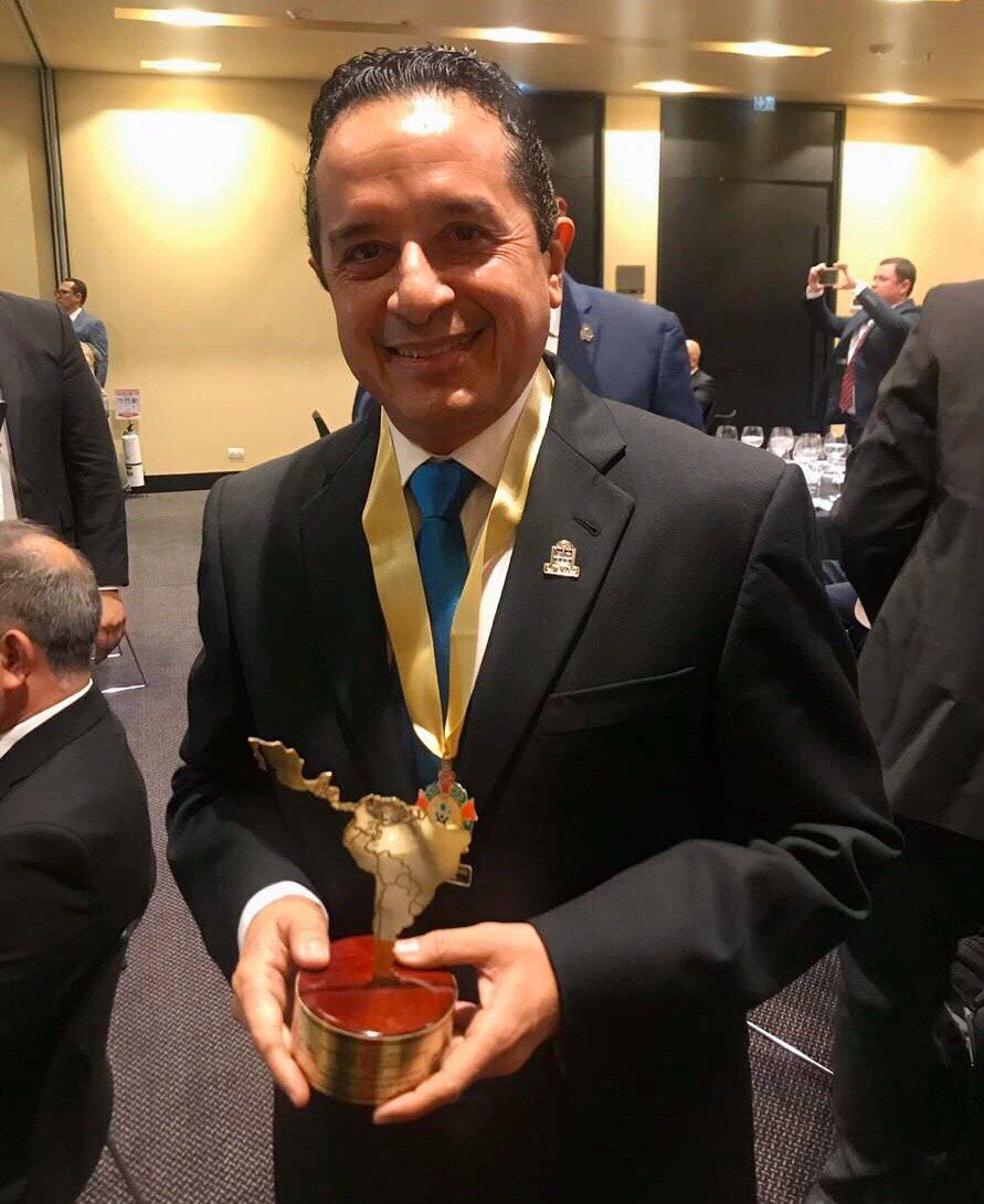 Carlos Joaquín (@carlosjoaquin) on Twitter photo Agradezco a la Fundación <a href="/inclusocial/">Inclusocial</a> por otorgarme el premio en #Colombia, "Gobernador Solidario e Incluyente de #Latinoamérica 2019" en la categoría "Mejor Programa de Atención a las Poblaciones Vulnerables" por el programa "Desarrollo de Proveedoras en Permacultura". Agradezco a la Fundación <a href="/inclusocial/">Inclusocial</a> por otorgarme el premio en #Colombia, "Gobernador Solidario e Incluyente de #Latinoamérica 2019" en la categoría "Mejor Programa de Atención a las Poblaciones Vulnerables" por el programa "Desarrollo de Proveedoras en Permacultura".