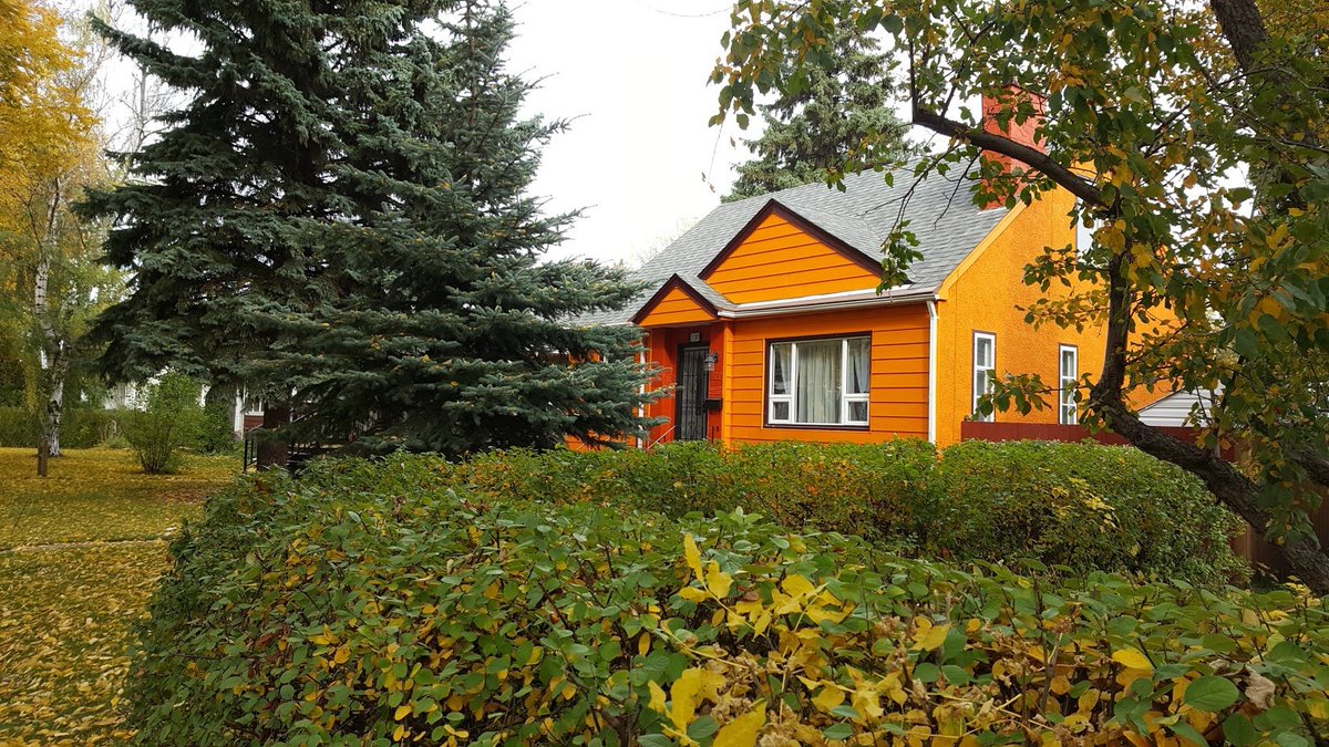 dandapanda's tweet image. Here are a few colourful examples from the Highlands neighbourhood #yegarchitecture #Edmonton
