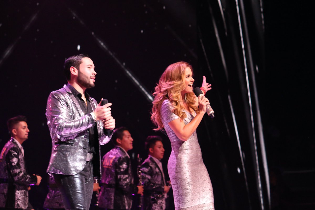 Aquí Lucero empezando los duetos de #SoloMeFaltabasTu 📀 con mis amigazos 😘 los <a href="/sebastianes/">Banda Los Sebastianes De Saúl Plata</a> cantando #ATravesDelVaso en los #PremiosBandamax2019 🎶
