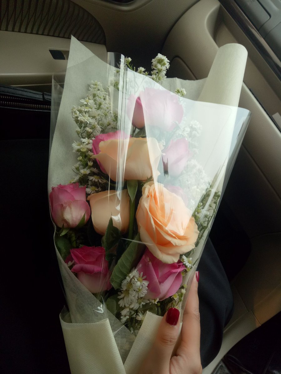 Pas udah tau suka mawar, tiap berantem  atau tiap tiba tiba doi lg pengen sweet, ngasihnya mawarrrr wkwk konsisten neh. Soalnya kalo dikasih coklat gue akan jwb "makin gendud deh aku ah"