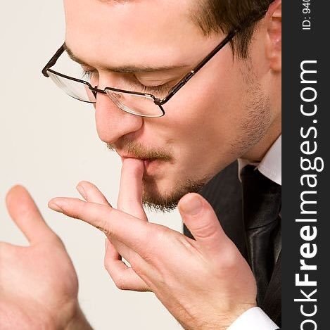 девочка пробует палец в торте. пробуют пальцем. задумчивая девушка. женщина облизывается. а себя любить не пробовала пробовала пальцы устают.