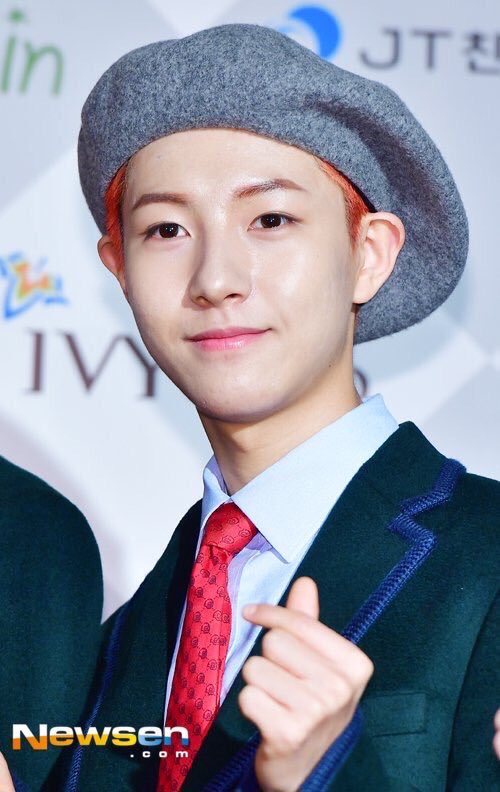 170118renjun’s first time spotted in a beret (?) 
