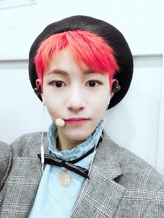 170304ONE OF THE BEST BERET + RENJUN COMBOS !! BLACK BERET ON RED HAIR ??? YES.