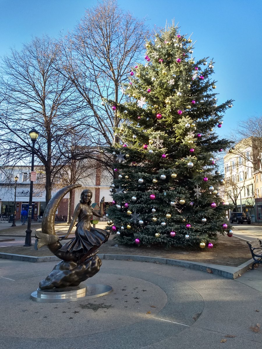 Spooky (and bloody cold) day in Salem before the start of #f19mrs 🧙‍♀️👻