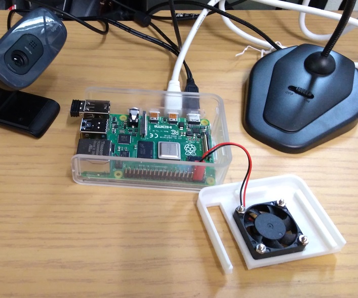 pass810's tweet image. #RaspberryPi の #PiFan 用の半蓋を #RaspberryPi4 のケースにも嵌めれるように #Fusion360 でデザインし直しました。＃ラズパイ のCPUを触ったところ、かなり熱かったことへの対策です😰。これで重い作業をしても、少しは安心なのでは？と期待しています😄。