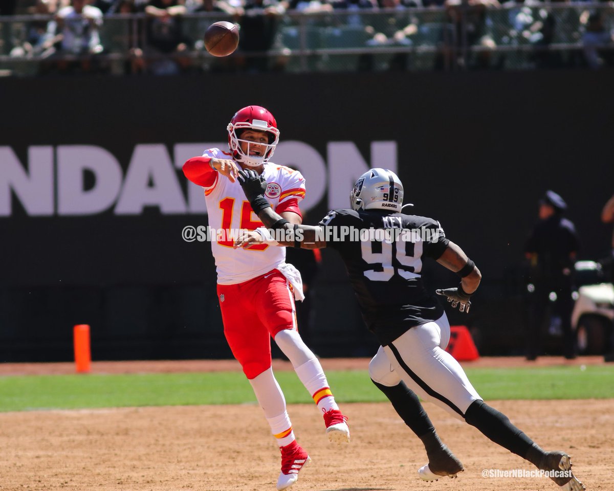 SJonasNFLPhotos's tweet photo. Is this the last Sunset in Kansas City where the #Chiefs dominate the #Raiders ?? Or does the #RaiderNation have to wait another year? High Winds should slowdown Mahomes and big plays. โ ๐ดโโ ๏ธ๐โ๏ธ
Sunset ๐ธ today KC
#OAKvsKC
#NFL100
#chuckysback
#JustWinBaby
#BeatTheChiefs https://t.co/owMyLgmoTP