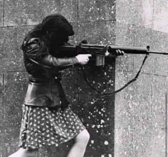 MaxDelupi's tweet photo. Foto tomada en Irlanda 1972, una niña disparando con el arma de su prometido que fue herido luchando contra los británicos. Fue asesinada.
El Día de la Mujer en Irlanda agregaron:
"No tengas miedo de estar con una mujer fuerte, el día puede llegar y ella será tu único ejército" https://t.co/dZBgu1OnYn