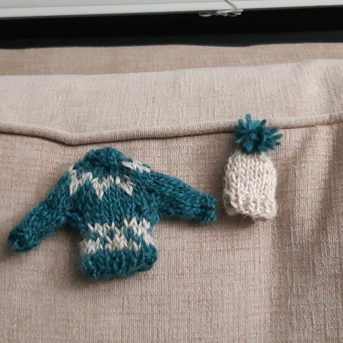 ScienceShimmers's tweet image. Started to make some minis for a "winter themed" decoration/garland.  They are just so adorable! #knit #strandedknitting #knityourmemories #cohort21