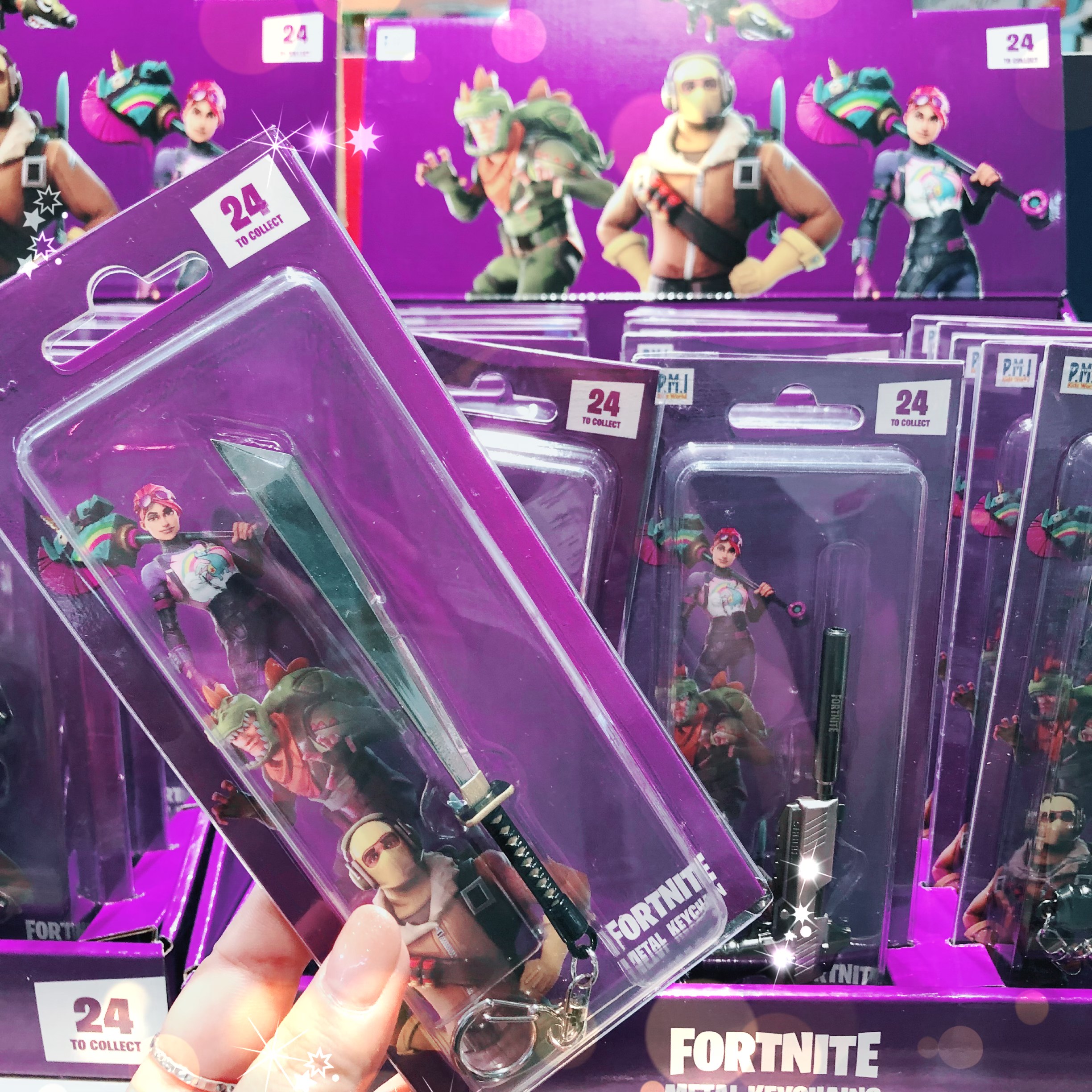 テレビ局公式ショップ ツリービレッジ 新コンテンツが登場 Fortnite より メダルキーチェーン が入荷しました バトルに必需品なアイテムのキーチェーンは たくさん集めたくなりますね ぜひ ツリービレッジ でお買い求めください
