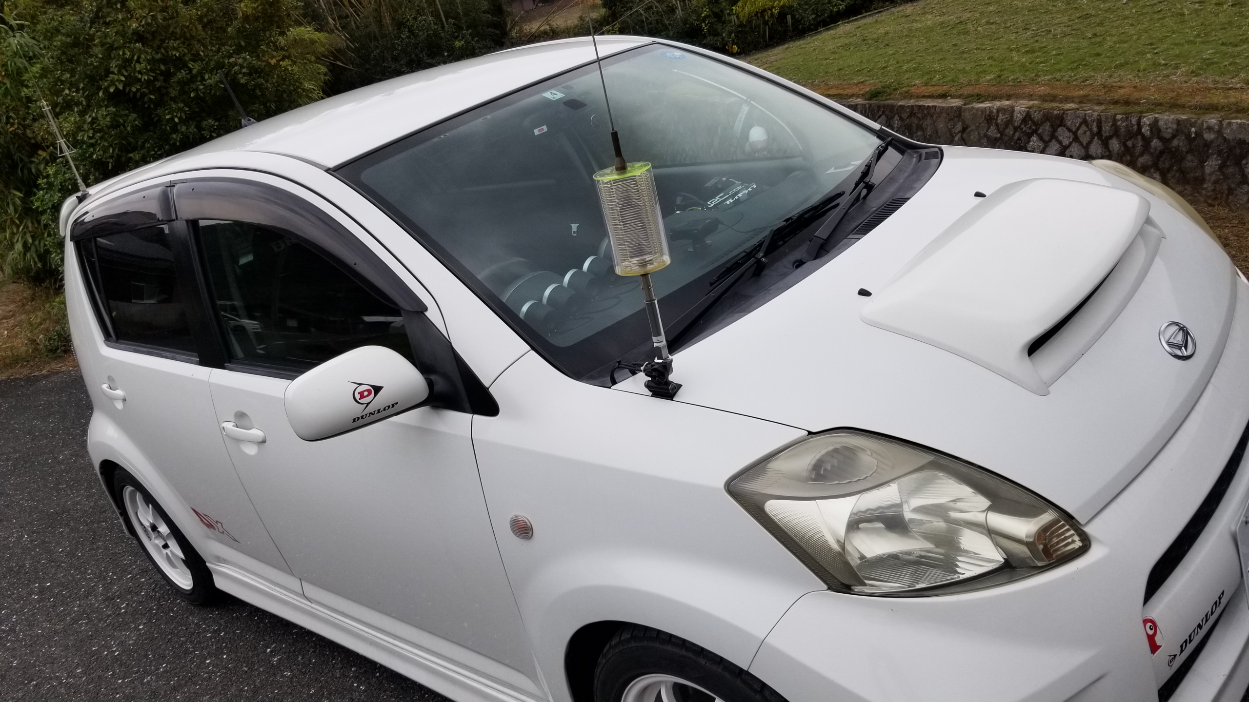 ｐちゃま やっと車に7mhzのアンテナと無線機を取り付けたぞ わけわからん車になってきた 3 Lt ぷっ 夕方 秋田の記念局と交信できたから電波は出よるわ まずは一安心じゃ でも 昔に比べるとコンディションが悪すぎじゃ じゃあの