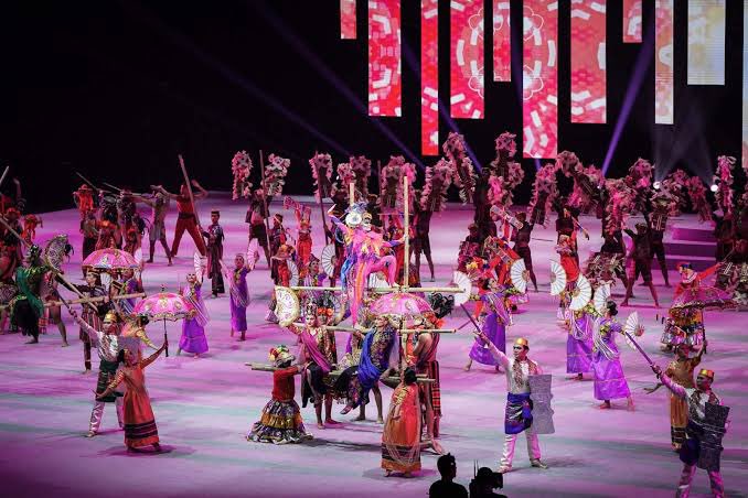 See again the  #SEAGames opening this way.It opened with "Kyrie, eleison," that is, “Lord, have mercy" sang as an indigenous chant.The choice of the Lumads, Kalingas & Maranaos are not accidents. The 3 biggest clashes of the Duterte government with the indigenous are w/ them.