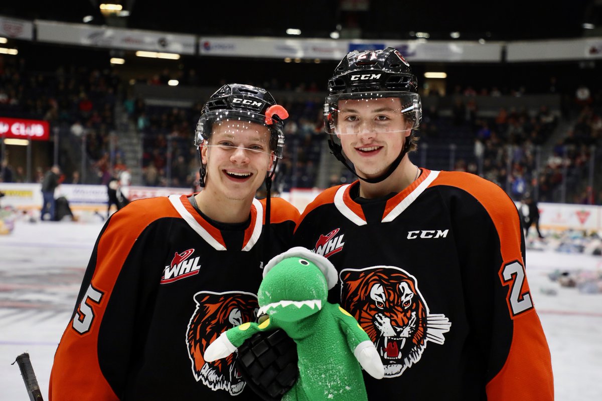 tigershockey's tweet photo. 🧸Brett Kemp and Elijah Brown after Kemp's power play goal sent the fur flying in the first period!!🧸

#medhat #50yearsofTigers #MHvsSAS https://t.co/dtznh6fC09