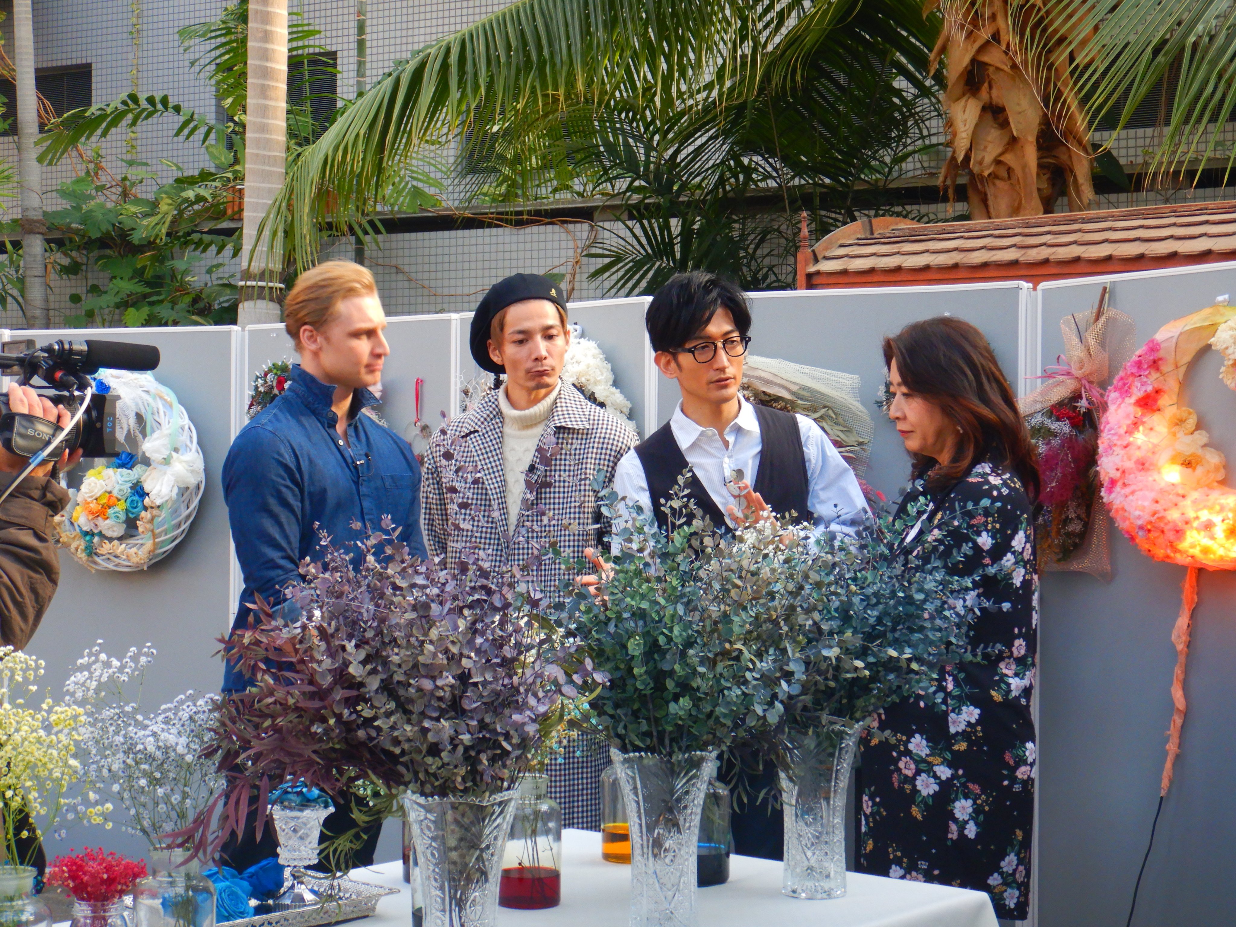 咲くやこの花館 本日咲くやこの花館では サンテレビの園芸番組 手づくり花づくりプラス 園芸男子の園芸showクイズ大会 の公開収録を行っております また 午前にシンガーソングライター ヒサ絵 さんによるライブも行われました 合わせて１f