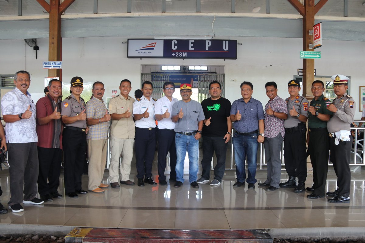 Mendampingi Bpk Bupati melaunching KA Sancaka Utara relasi Surabaya - Cepu - Randublatung - Solo - Jogja. 

Alhamdulillah mulai hari ini warga Kab.Blora bisa pergi ke Solo dan Jogja naik kereta api ini. Sebaliknya kita berharap bisa menarik wisatawan Solo &amp; Jogja datang ke Blora.