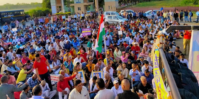 BhopalSamachar's tweet photo. MPPSC AP भोपाल में, प्रवेश से पहले 27 सहायक प्राध्यापकों ने मुंडन कराया, जानिए वो क्यों और किसका विरोध कर रहे हैं, वीडियो देखिए, खुद सुनिए क्या कह रहे हैं:
https://t.co/C3bdqpRw1T
#mppsc https://t.co/OXQ5TZX9U2