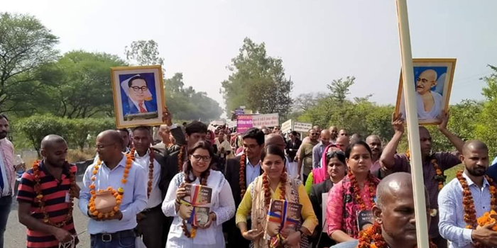BhopalSamachar's tweet photo. MPPSC AP भोपाल में, प्रवेश से पहले 27 सहायक प्राध्यापकों ने मुंडन कराया, जानिए वो क्यों और किसका विरोध कर रहे हैं, वीडियो देखिए, खुद सुनिए क्या कह रहे हैं:
https://t.co/C3bdqpRw1T
#mppsc https://t.co/OXQ5TZX9U2