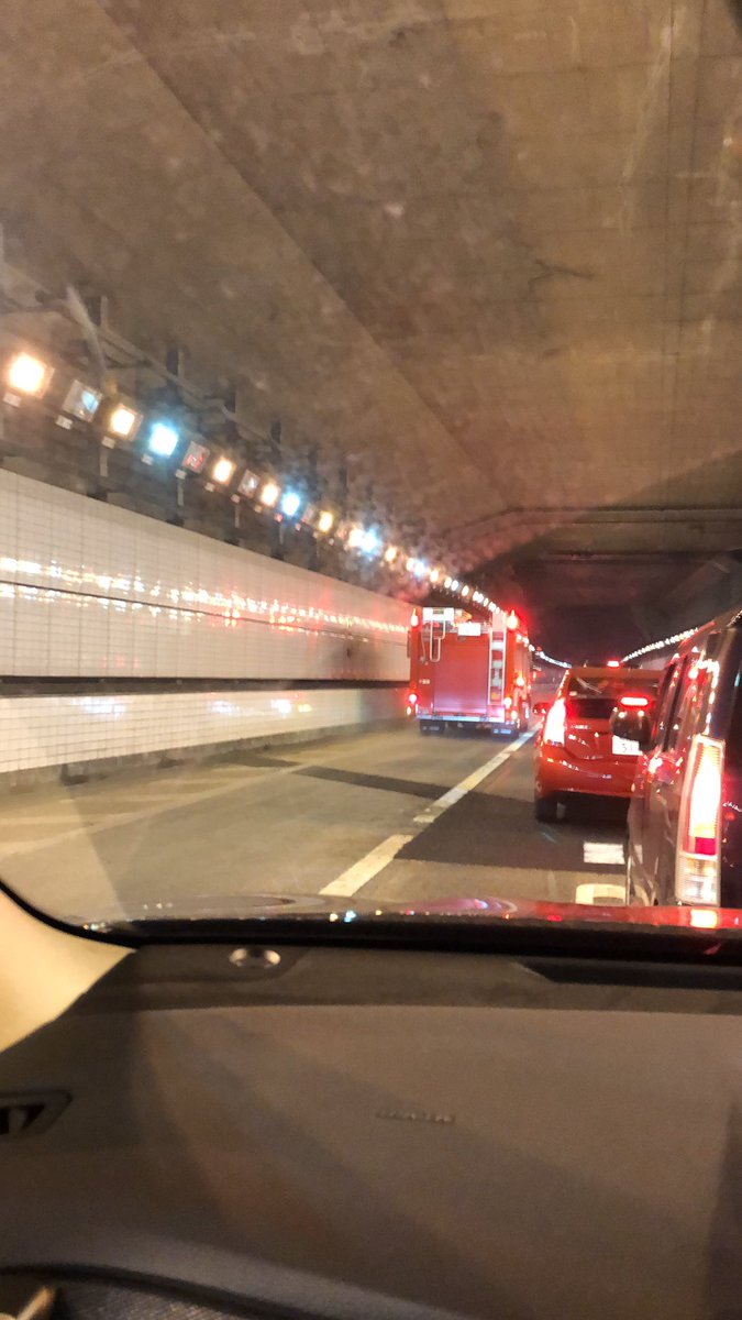 東京湾アクアラインの交通事故で消防車が駆けつけている現場画像