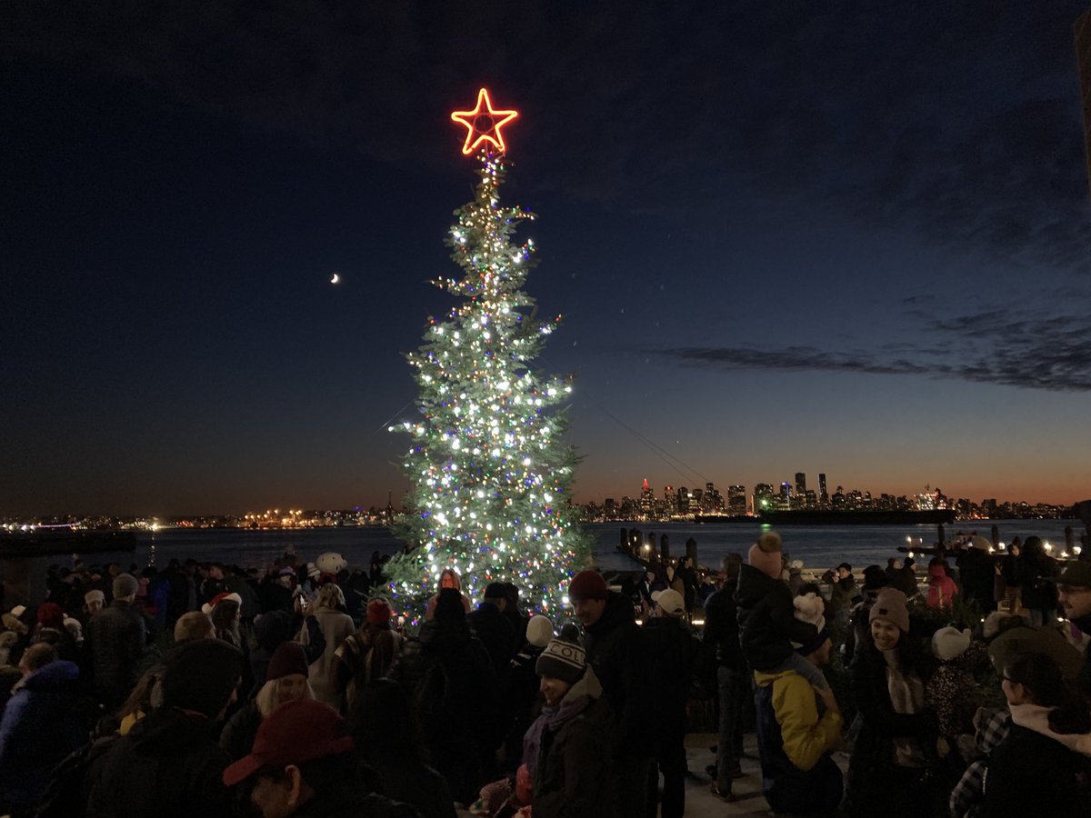 Fun evening for everyone at the Shipyards Saturday night for lighting of the CNV Christmas Tree! ⁦<a href="/CityOfNorthVan/">City of North Vancouver</a>⁩ ⁦<a href="/shipyardsgreg/">greg holmes</a>⁩