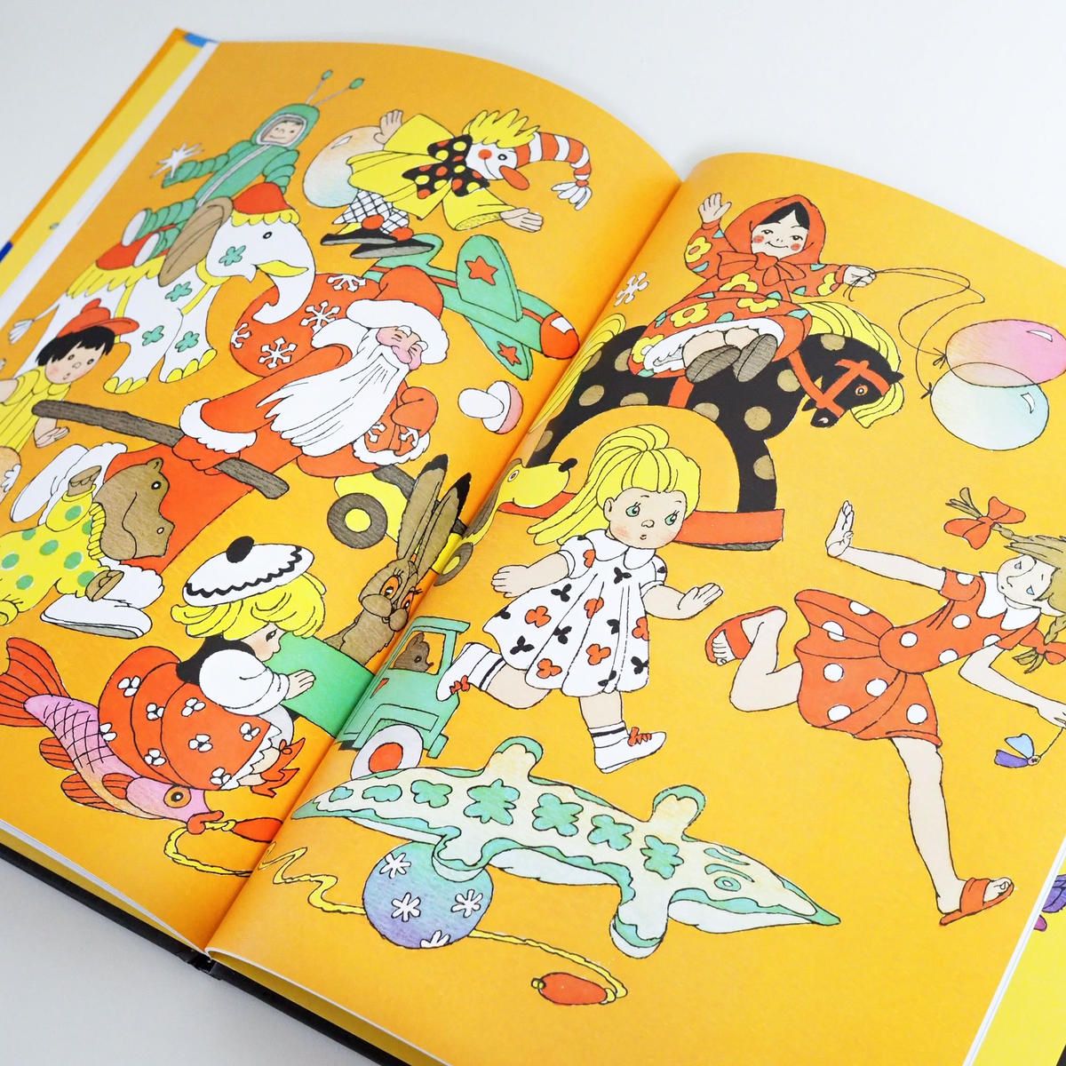 Art Book Iskusstvo 絵本 七色の花 呪文を唱えると願いをなんでも叶えてくれる魔法の花を手に入れた少女のお話 挿絵はブラートフ ワシーリエフが担当 豊か過ぎる色使いはまるで色彩の洪水のよう とても綺麗です 00で販売しています T Co