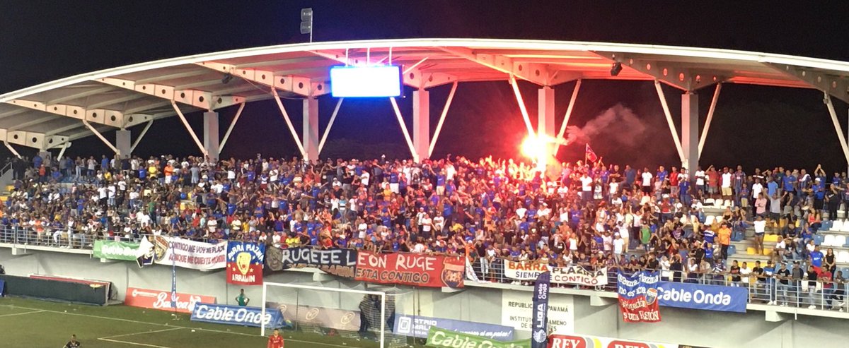 Ribeyro_'s tweet photo. @LPFpanama a toda esta gente tenían que mudarla para el área preferencial...
Así llaman la atención del que está viendo el partido por TV y atraes a los televidentes para que se metan en el partido, como si estuvieran en el estadio! https://t.co/JrRt9vNd1a