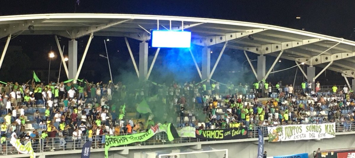 Ribeyro_'s tweet photo. @LPFpanama a toda esta gente tenían que mudarla para el área preferencial...
Así llaman la atención del que está viendo el partido por TV y atraes a los televidentes para que se metan en el partido, como si estuvieran en el estadio! https://t.co/JrRt9vNd1a
