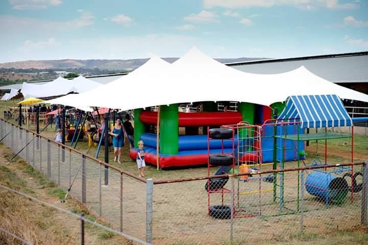 Kom geniet 'n heerlike sonskyn dag by Cowhouse! Bring die kinders vir lekker aktiwiteite. Gratis Toegang. Oop van 9vm - 4nm. #LiveMusic #CraftBeer #FamiliePlek