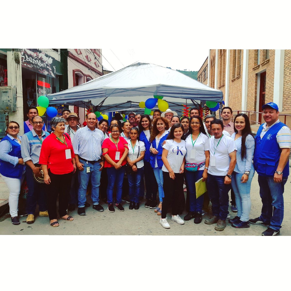 Katherine_JP22's tweet photo. #FeriaAgrocomunitaria de Beneficiarios de Proyectos Productivos de @URestitucion y la Fundación Crear en coordinación con @AlcaldiaLibano

#LaFeriaDeLaGente @DNP_Colombia https://t.co/pgjOxtAEVw